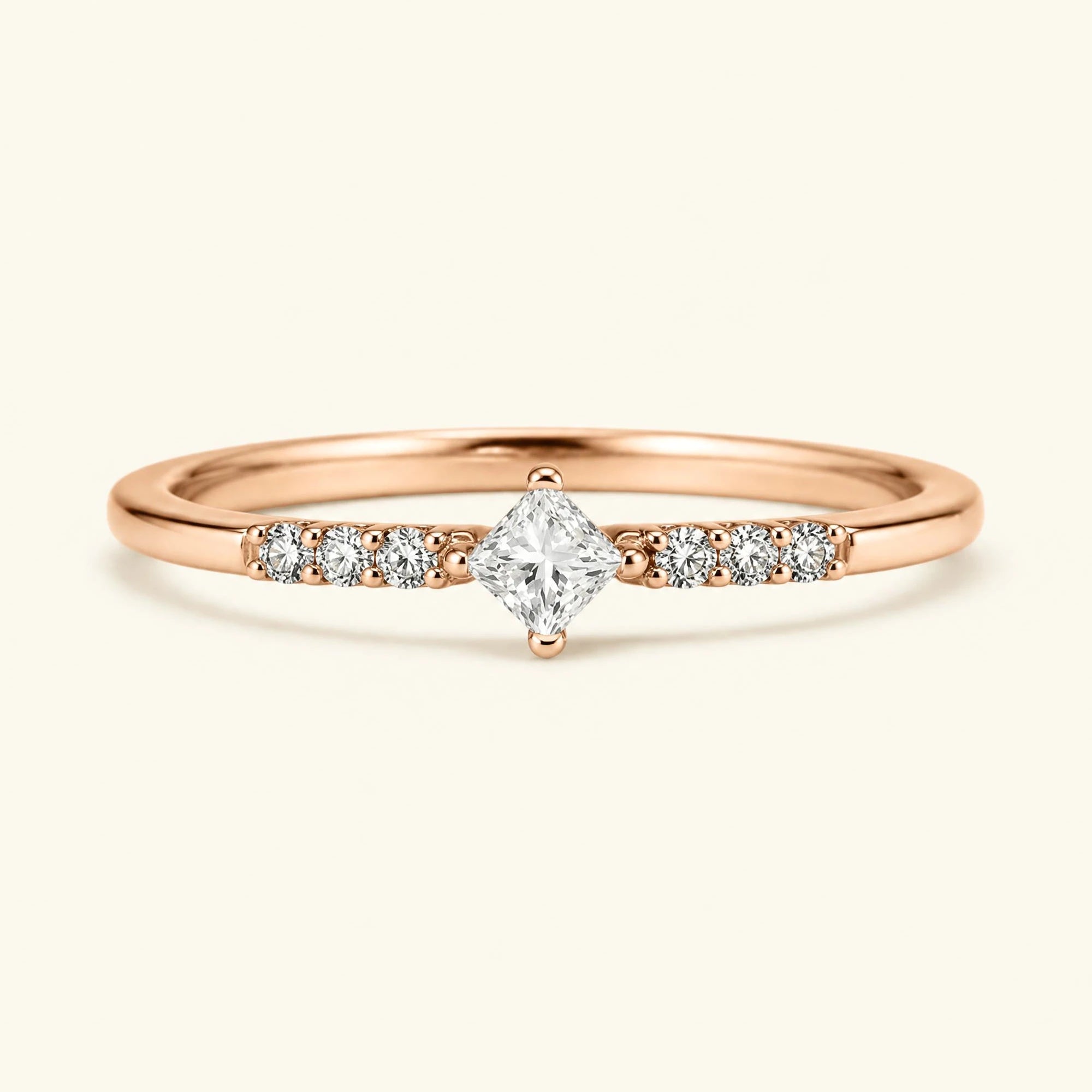Bague de fiançailles princesse pavée de diamants blancs en or rose
