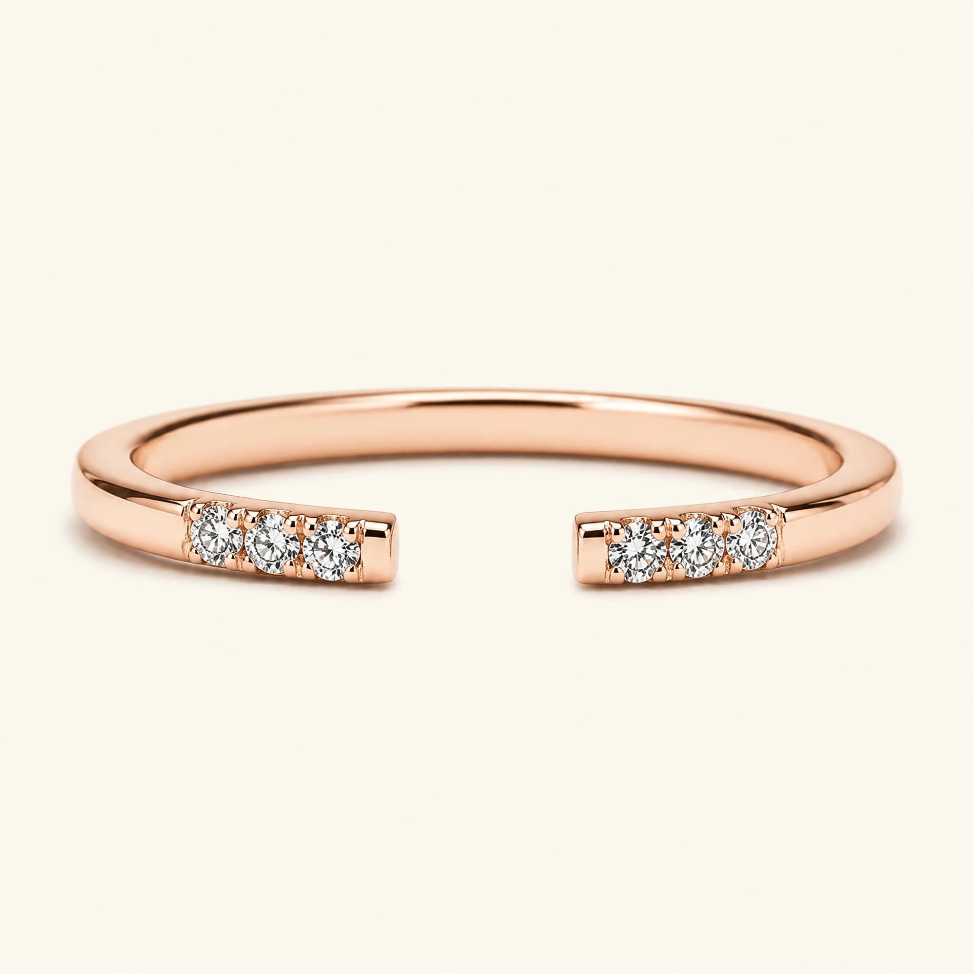 Bague ouverte fine pavée de diamants blancs en or rose