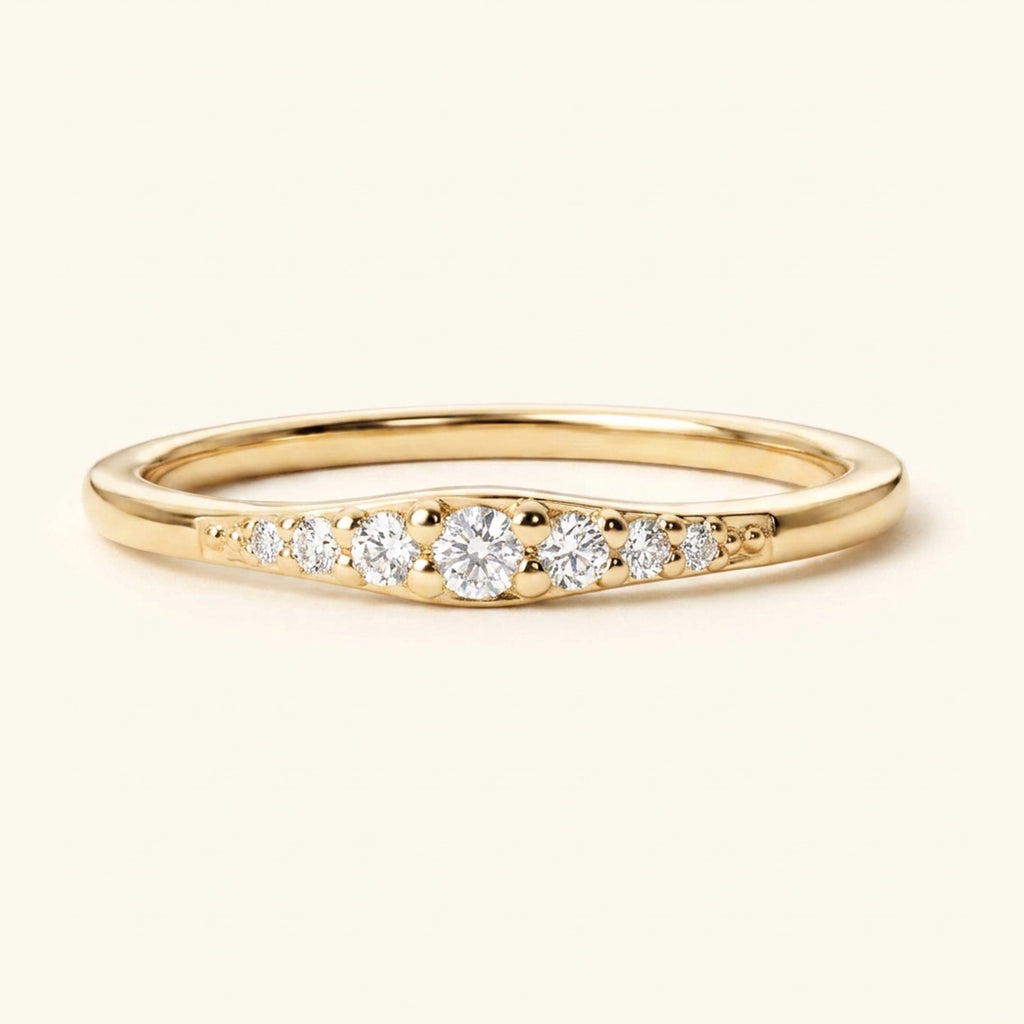 Alliance Sushma en or jaune 18 carats sertie de diamants en dégradé par Mayuri
