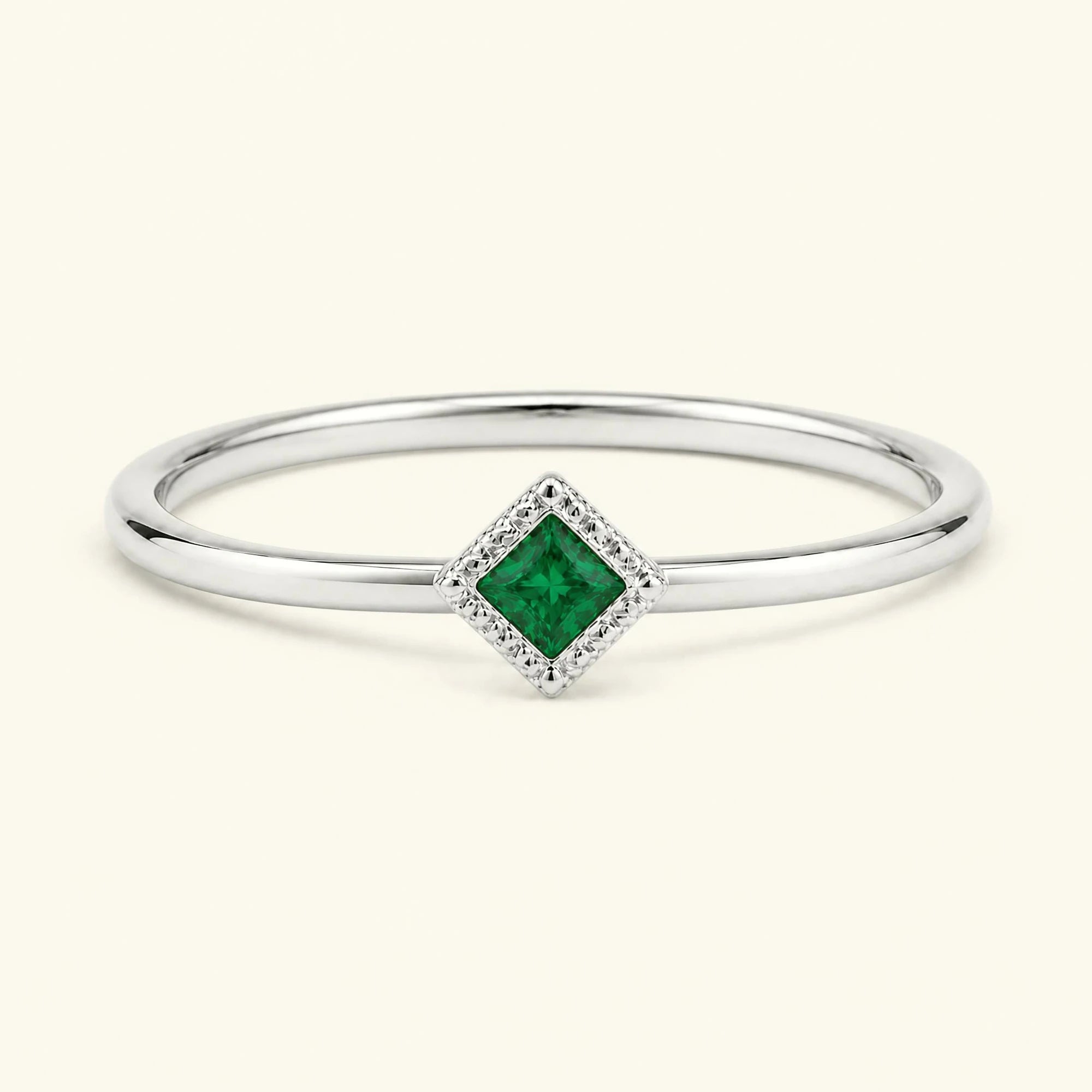 Bague de fiançailles vintage Indrani — solitaire émeraude taille princesse 4 mm, pierre carrée sertie torsade, en or blanc 18 carats