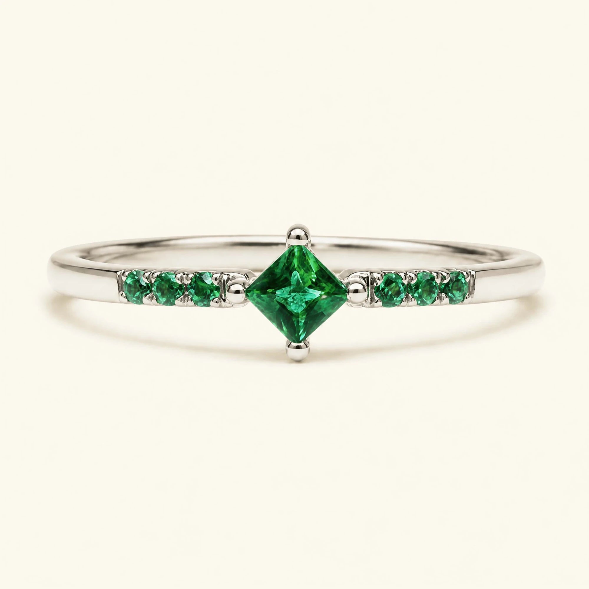 Bague de fiançailles princesse pavée d'émeraudes en or blanc