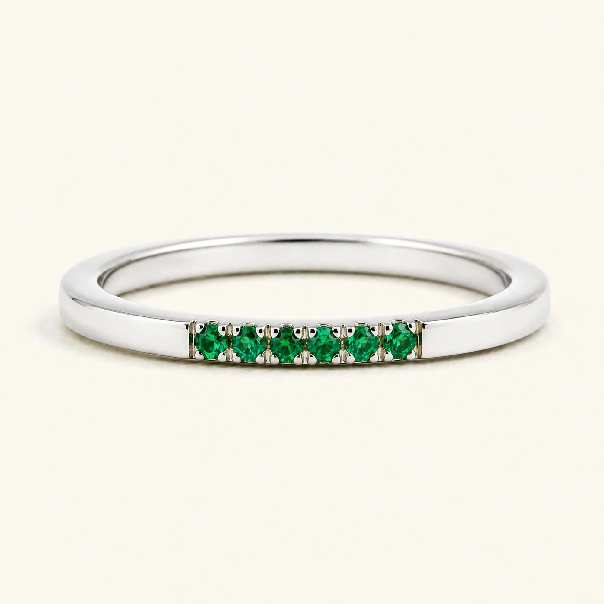 Bague fine pavée d'émeraudes en or blanc