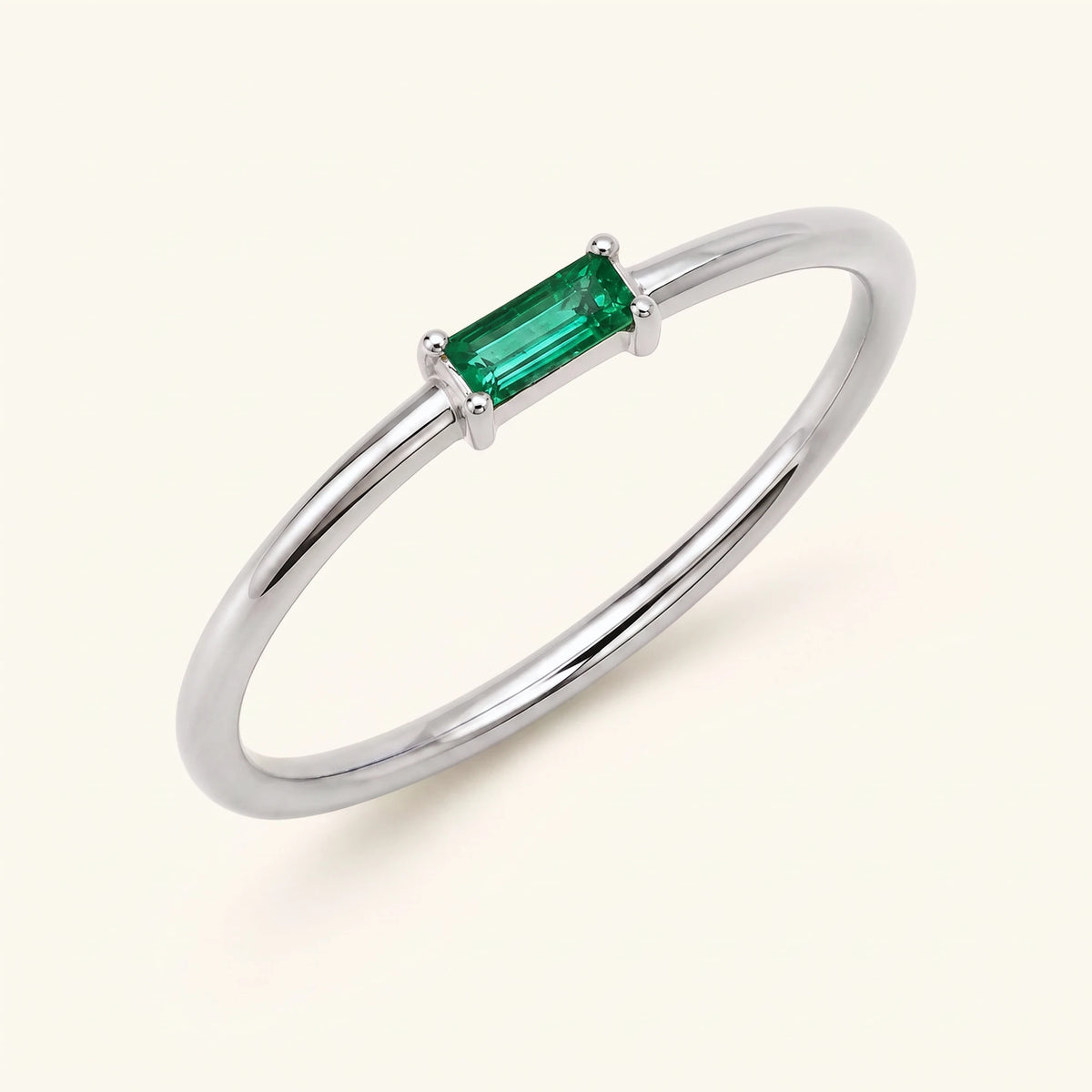 Bague fine Shanti émeraude verte baguette sertie sur anneau vermeil argent joaillerie minimaliste