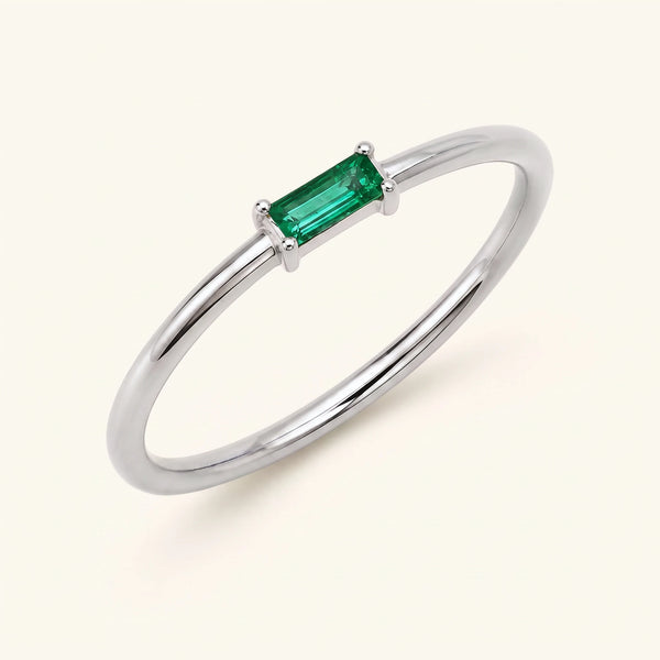 Bague fine Shanti émeraude verte baguette sertie sur anneau vermeil argent joaillerie minimaliste