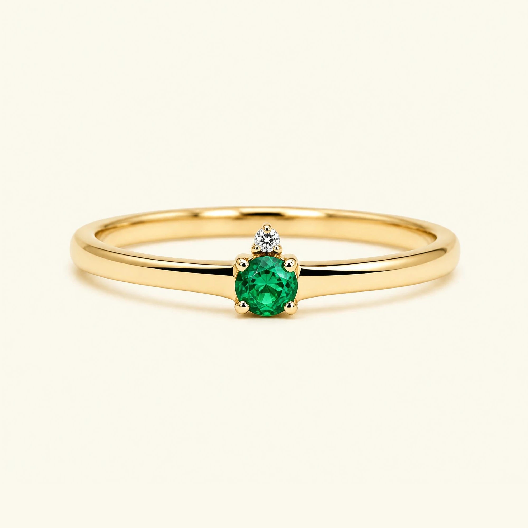 Bague de fiançailles solitaire émeraude en or jaune