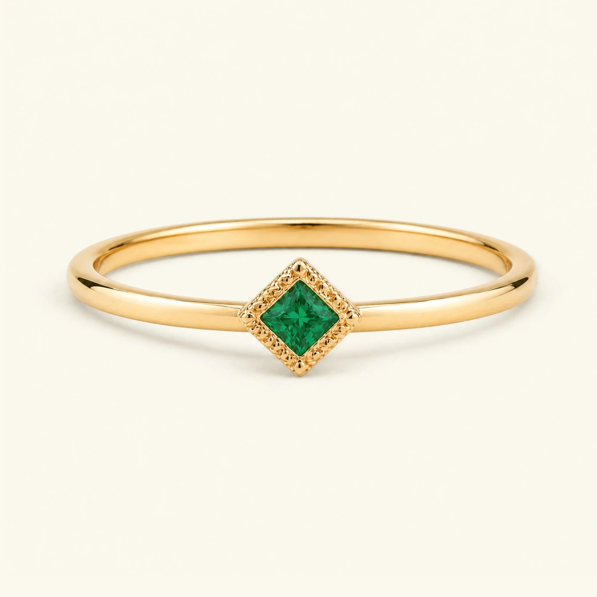 Bague de fiançailles vintage Indrani — solitaire émeraude taille princesse 4 mm, pierre carrée sertie grènetis (milgrain), en or jaune 18 carats