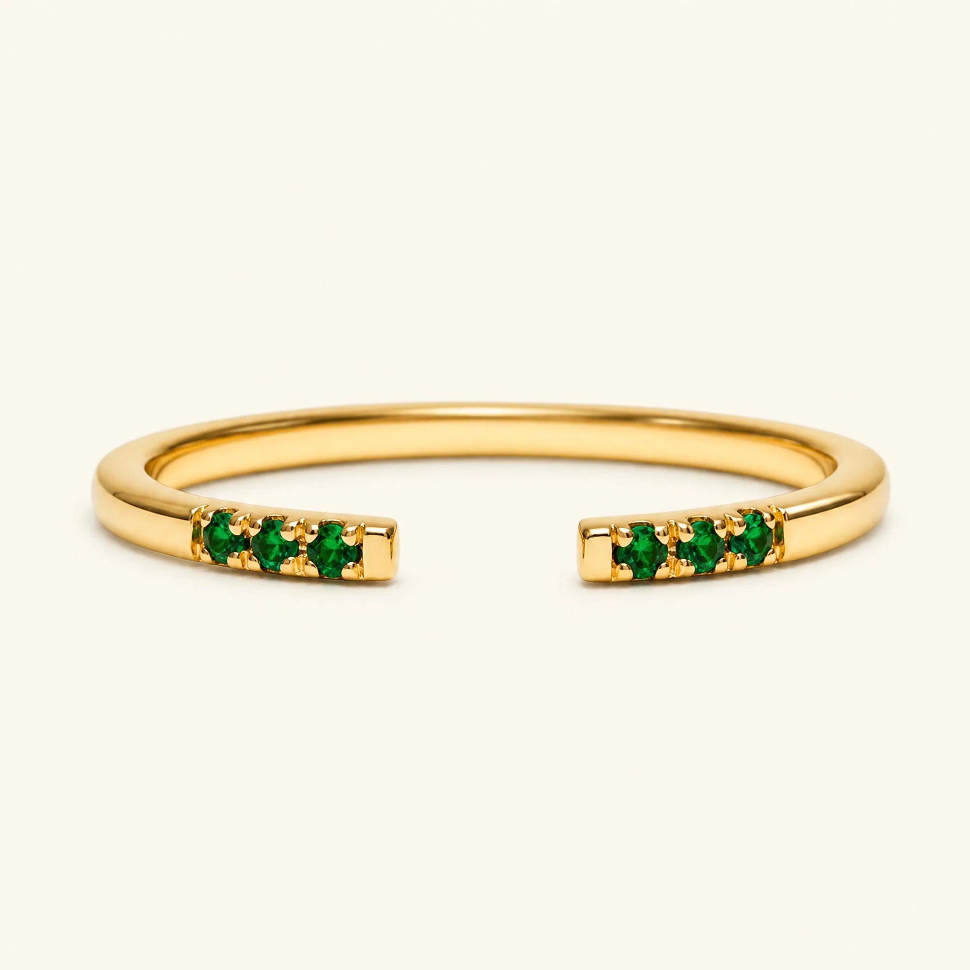 Bague ouverte fine pavée d'émeraudes en or jaune