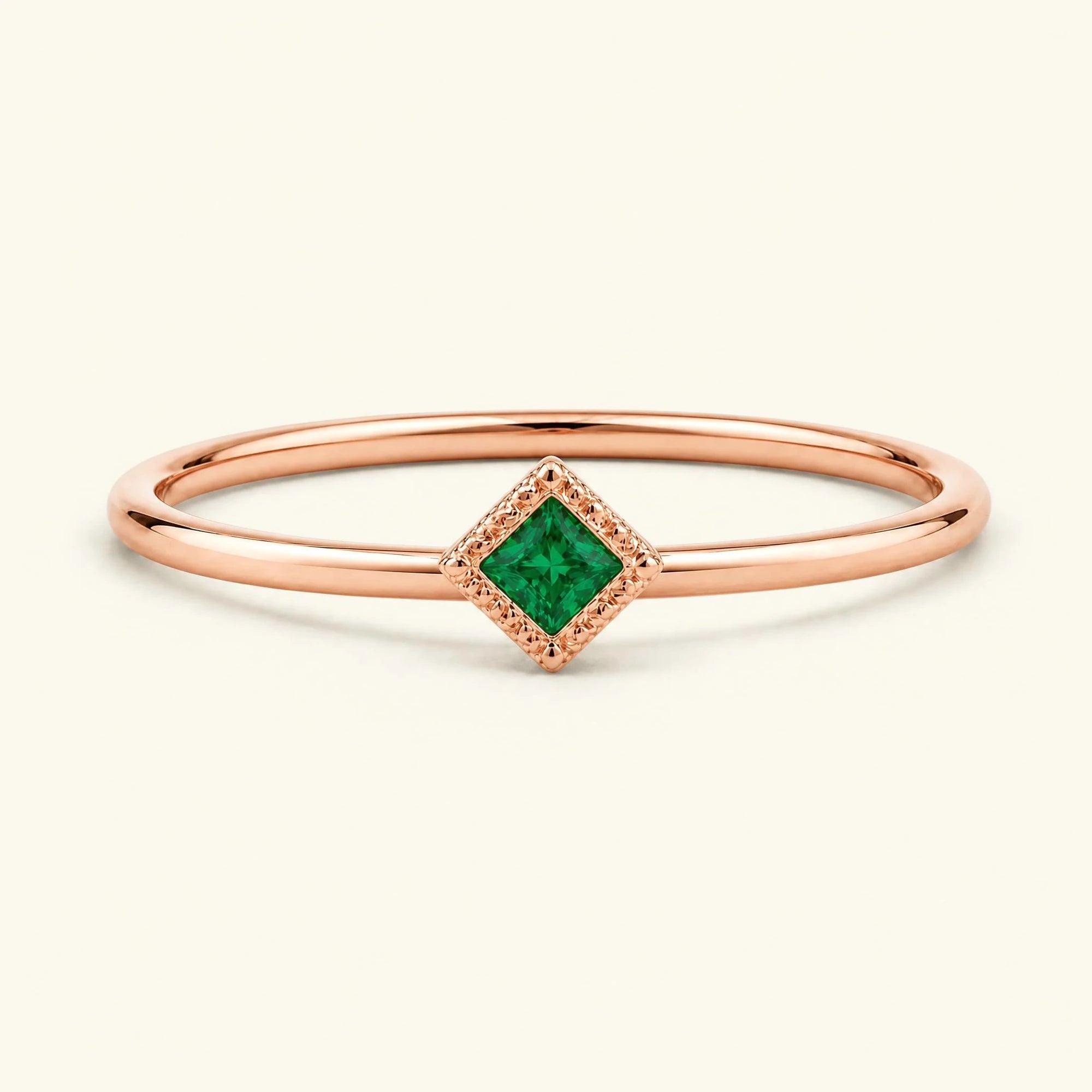 Bague de fiançailles vintage Indrani — solitaire émeraude taille princesse 4 mm, pierre carrée sertie grènetis (milgrain), en or rose 18 carats