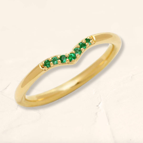 Anillo Sakshi en V de oro amarillo con esmeralda 