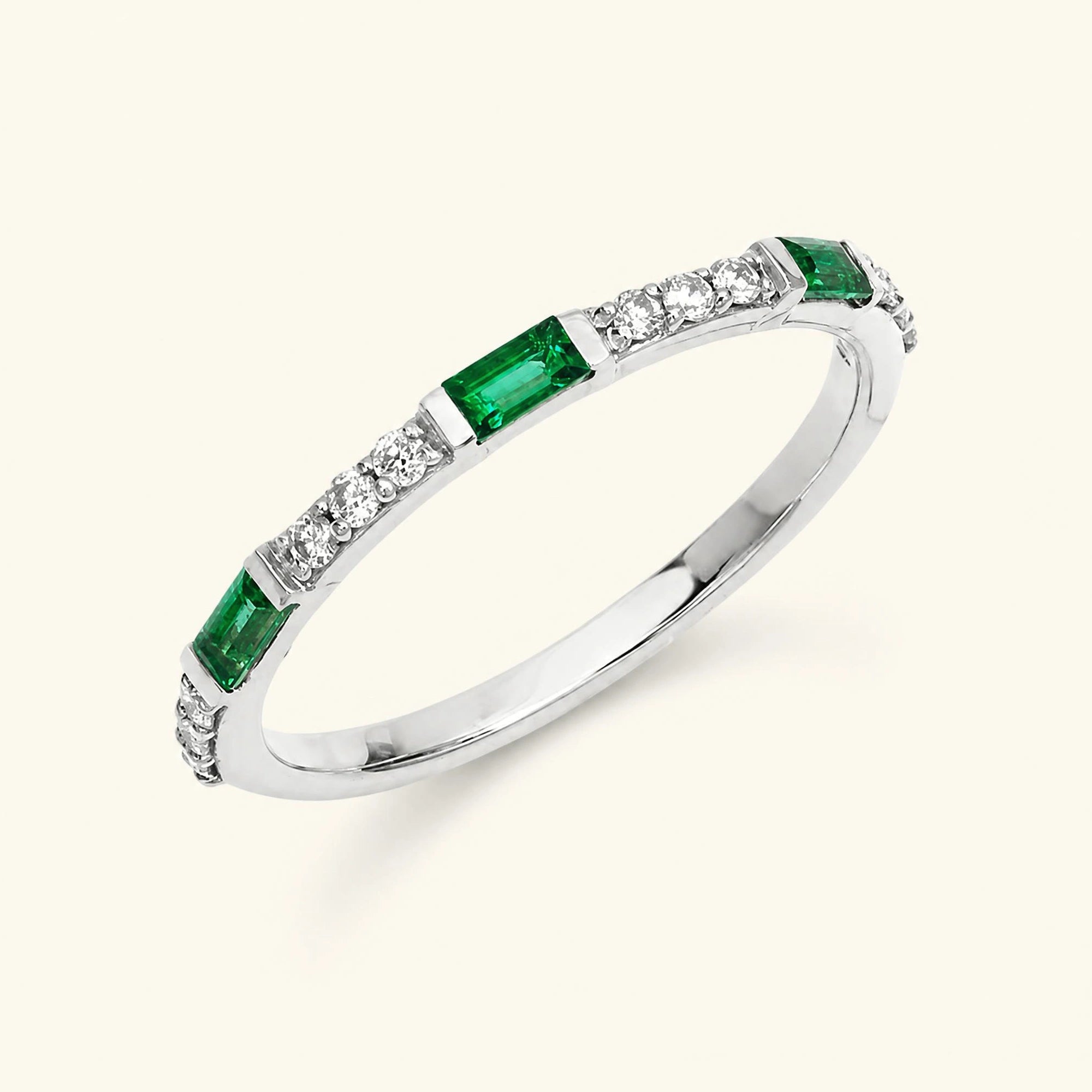 Bague semi eternitée baguette émeraude et diamants ronds en or blanc 18cts