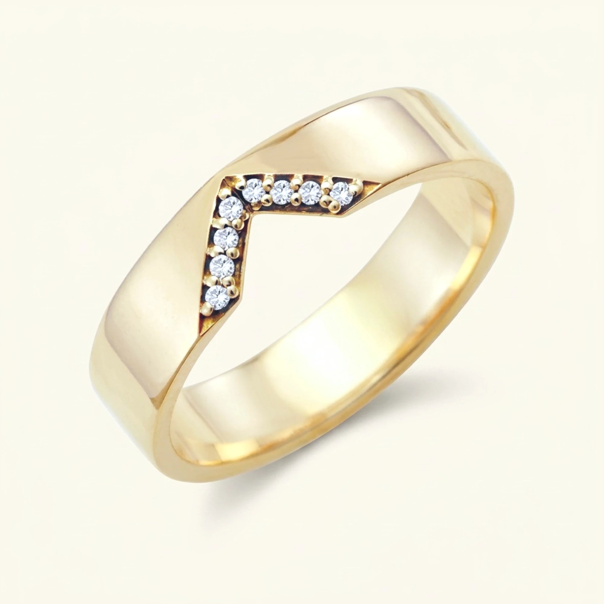 Bague en V pavée de diamants blancs pour homme en or jaune