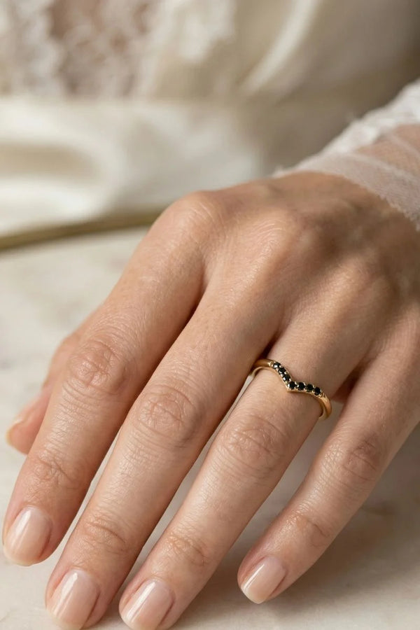 Bague de fiançailles diamant noir: guide complet