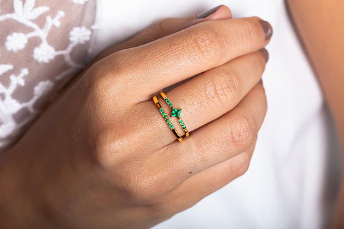 Bague de fiançailles en vermeil sertie d'une émeraude par Mayuri