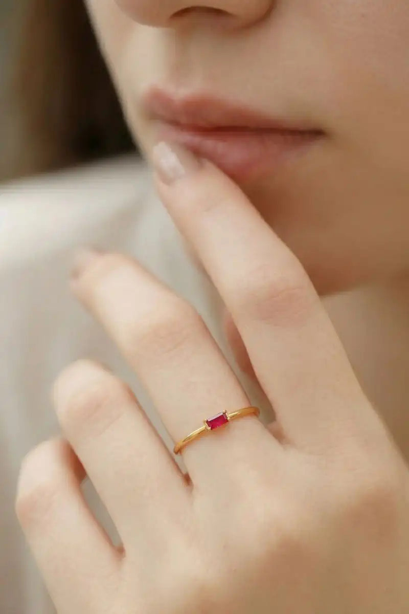 Bague de fiançailles en rubis et or jaune 18 carats Mayuri, portée à la main
