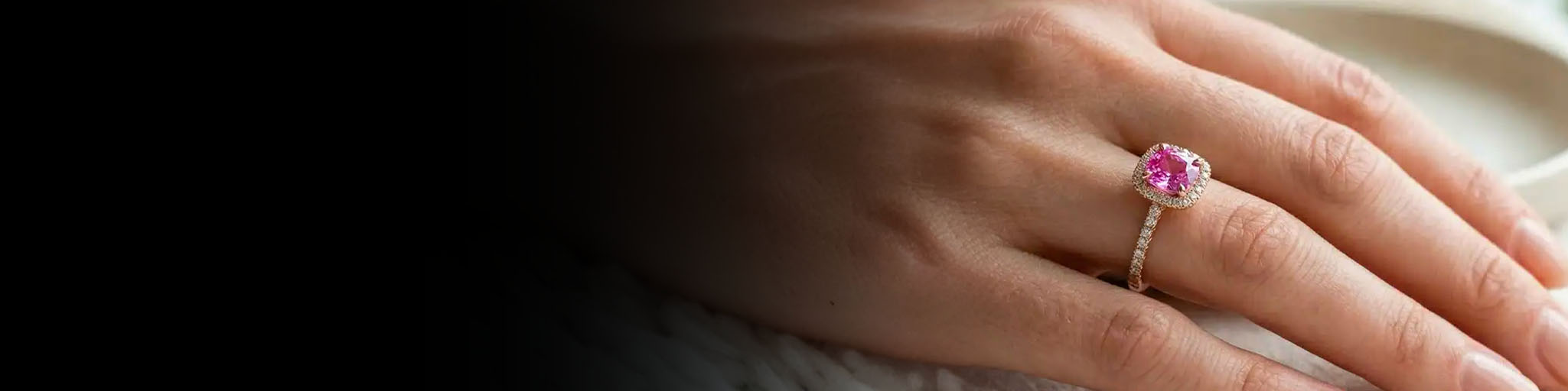 Bague de fiançailles en saphir rose: le guide complet