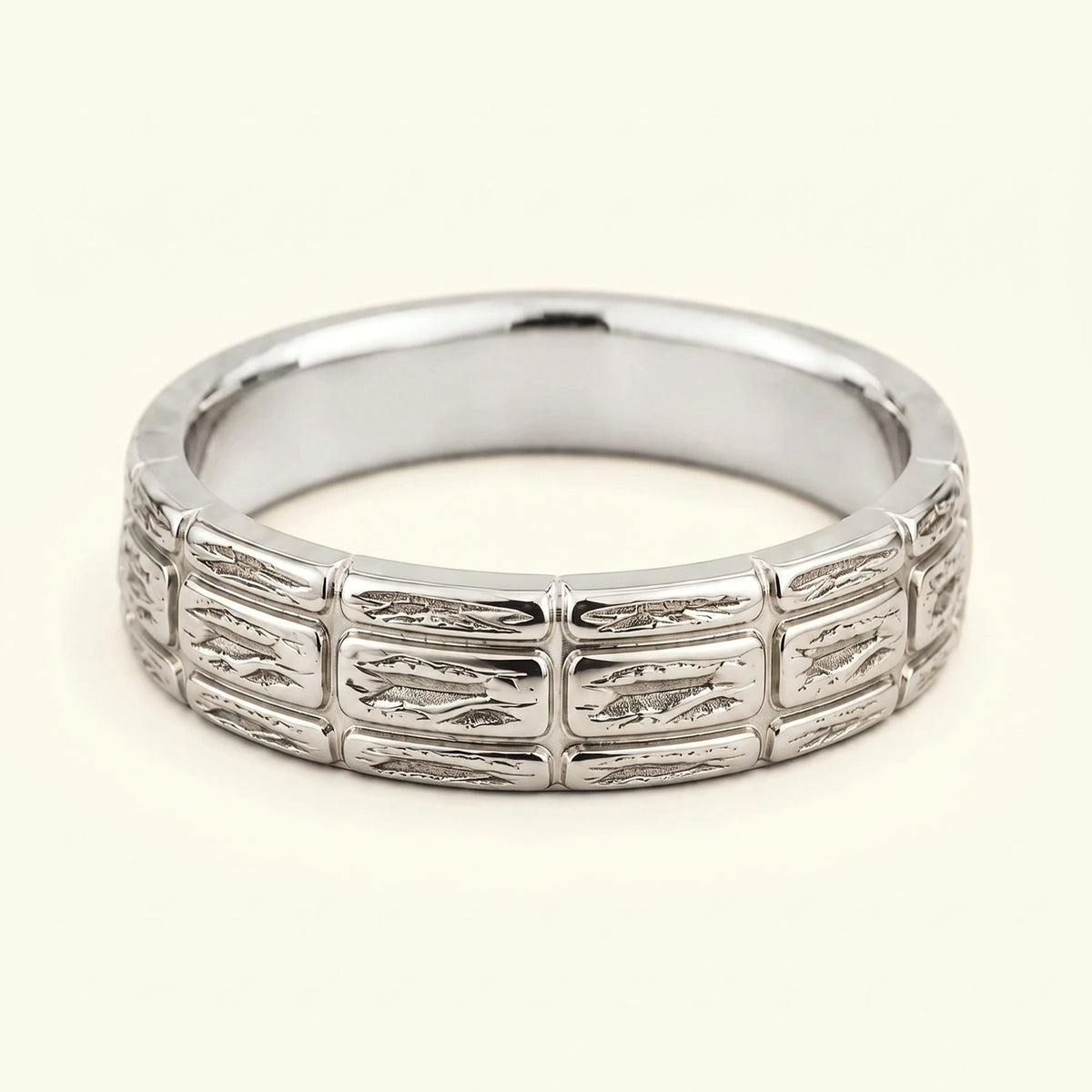 Bague large homme Sobek en or blanc 18 carats, anneau 6 mm à trois rangs d'écailles de crocodile
