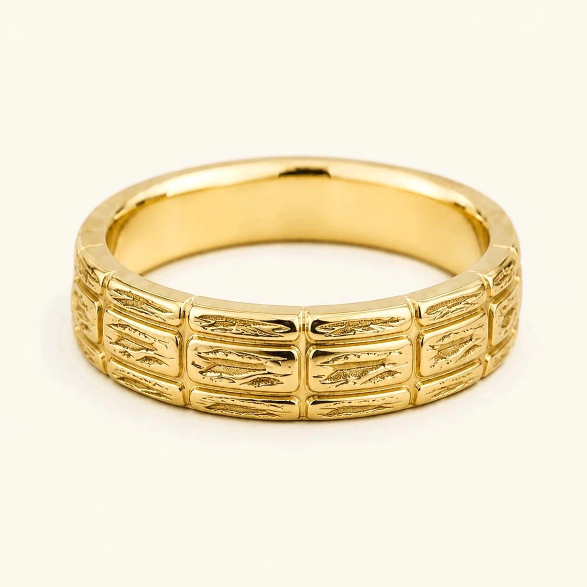 Bague large homme Sobek en or jaune 18 carats, anneau 6 mm gainé de trois rangs d'écailles de crocodile ciselées