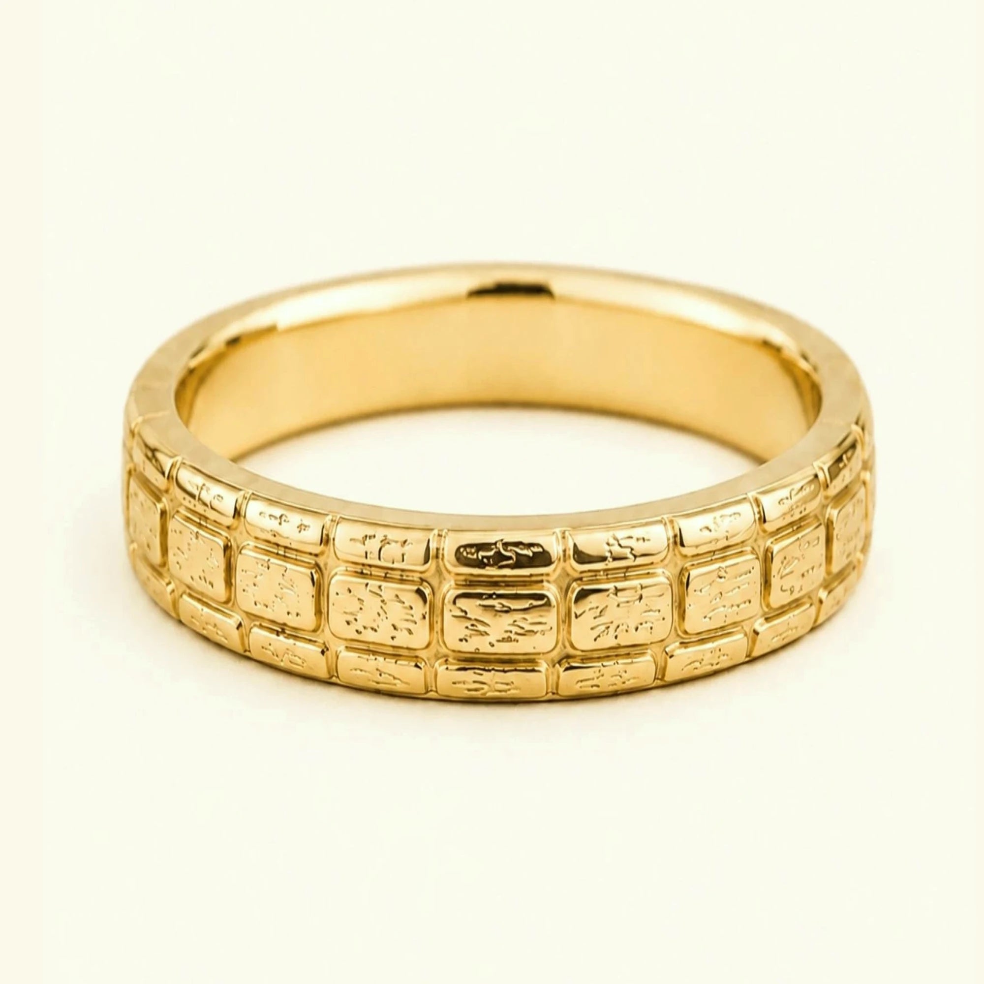 Bague large homme Sobek en or jaune 18 carats, anneau 6 mm gainé de trois rangs d'écailles de crocodile ciselées