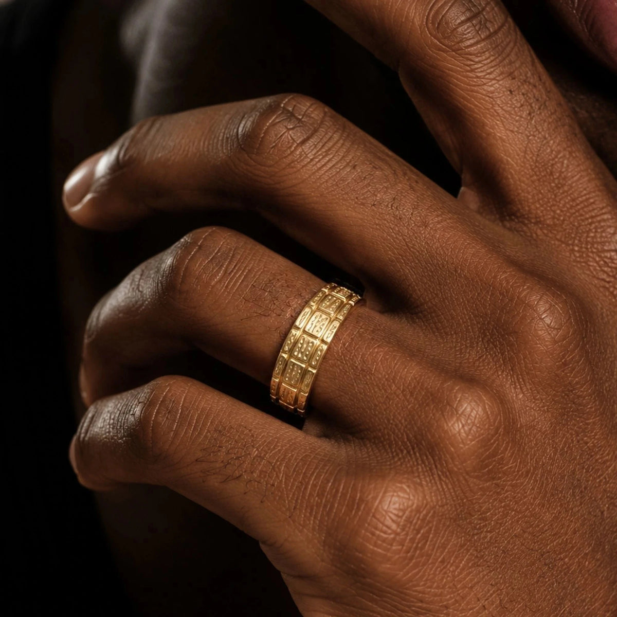 Bague Sobek 6 mm en or jaune portée à la main, trois rangs d'écailles de crocodile