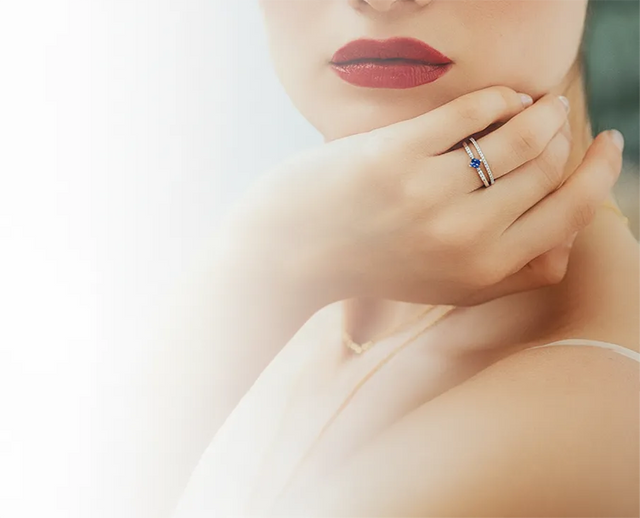 alliance et bague de fiançailles