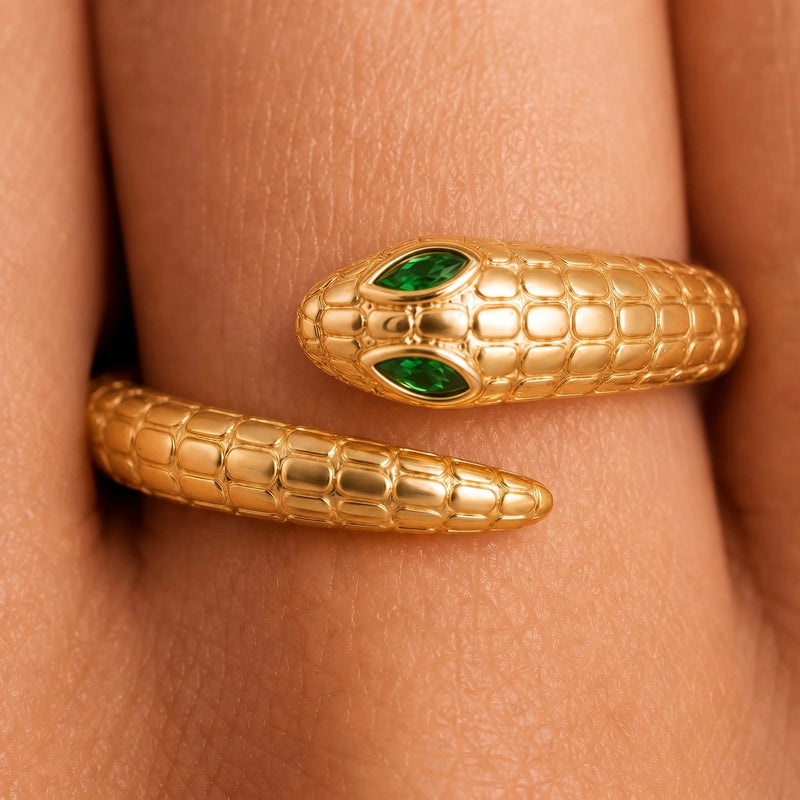 Détail des yeux en émeraude marquise de la bague serpent Méhen en or jaune 18 carats