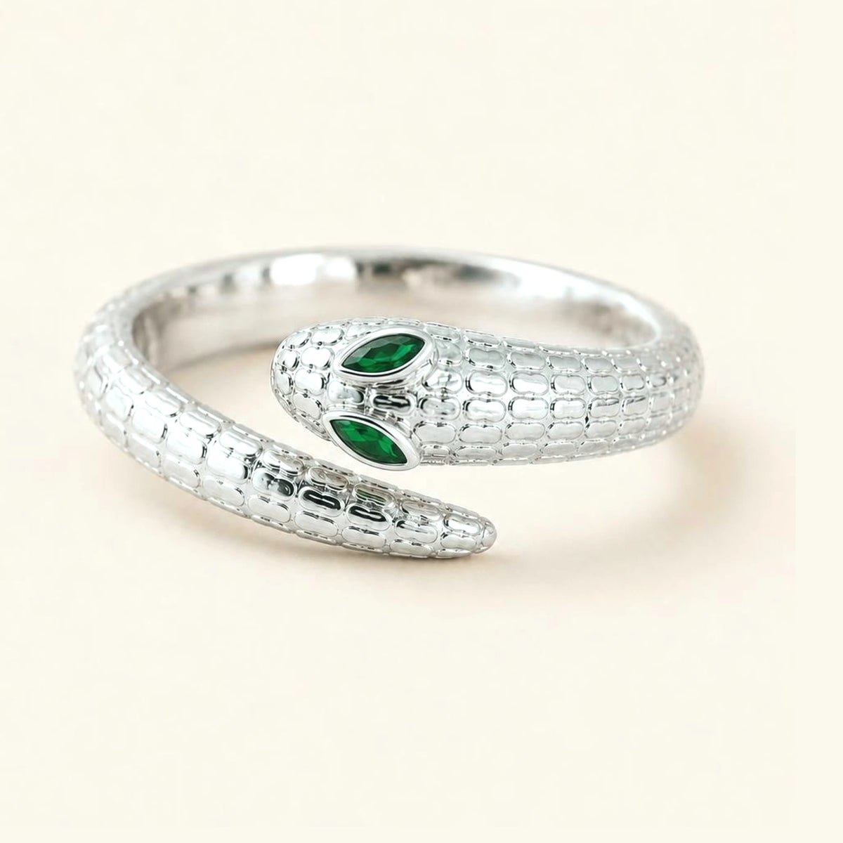 Bague serpent Méhen en or blanc 18 carats, corps écaillé et yeux en émeraude marquise