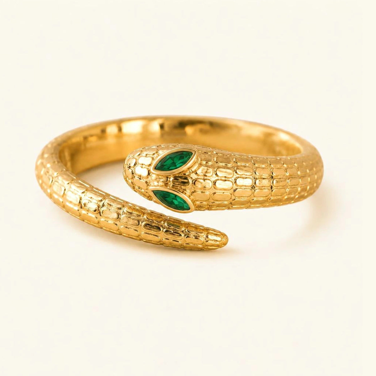 Bague serpent Méhen en or jaune 18 carats, corps écaillé enroulé et deux émeraudes marquise pour les yeux