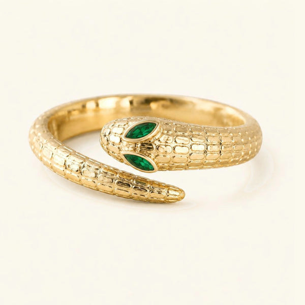Bague serpent Méhen en or jaune 18 carats, corps écaillé enroulé et deux émeraudes marquise pour les yeux