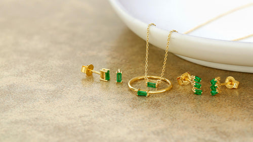 Bague Renaissance en vermeil sertie d'émeraudes baguette par Mayuri