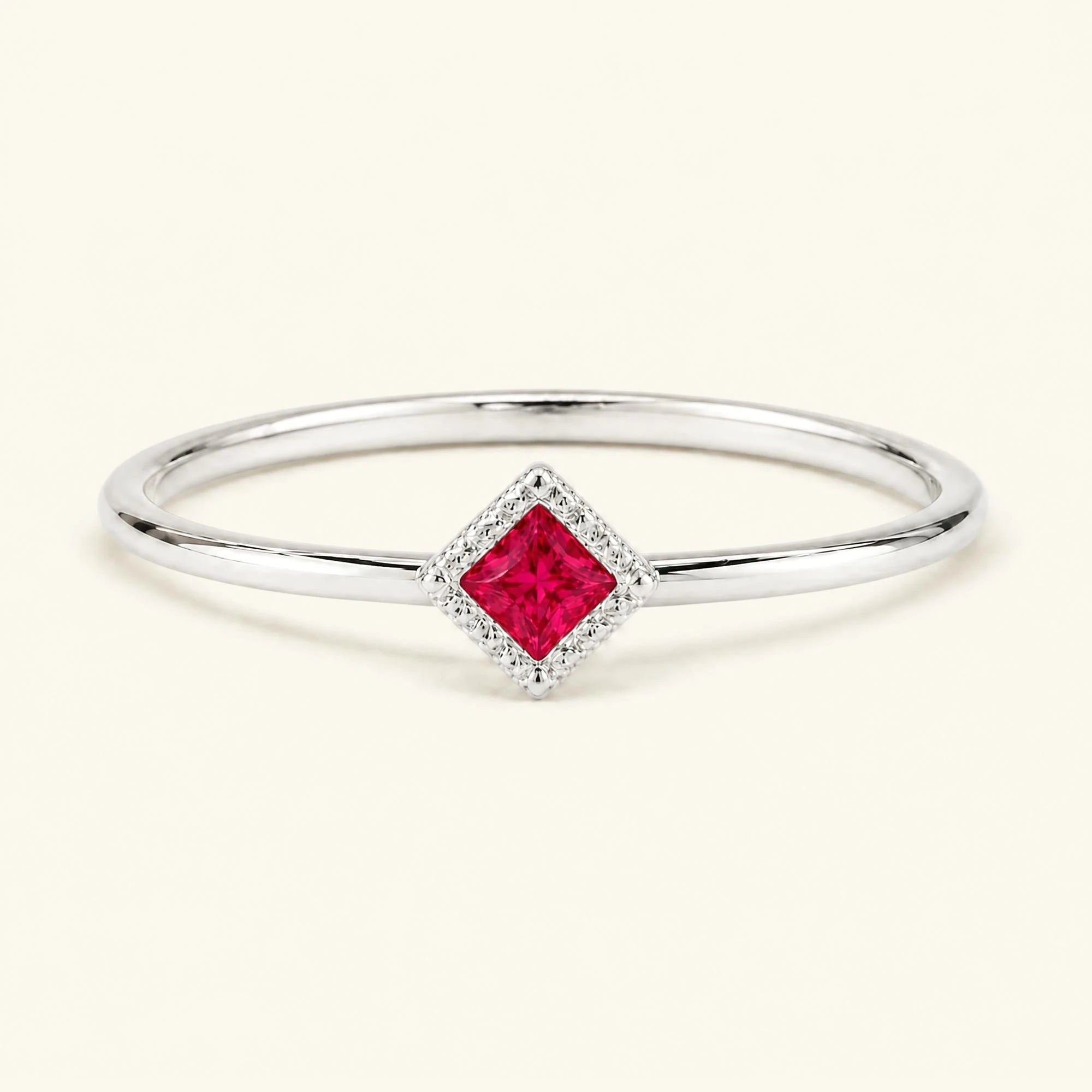 Bague de fiançailles vintage Indrani — solitaire rubis taille princesse 4 mm, pierre carrée sertie torsade, en or blanc 18 carats
