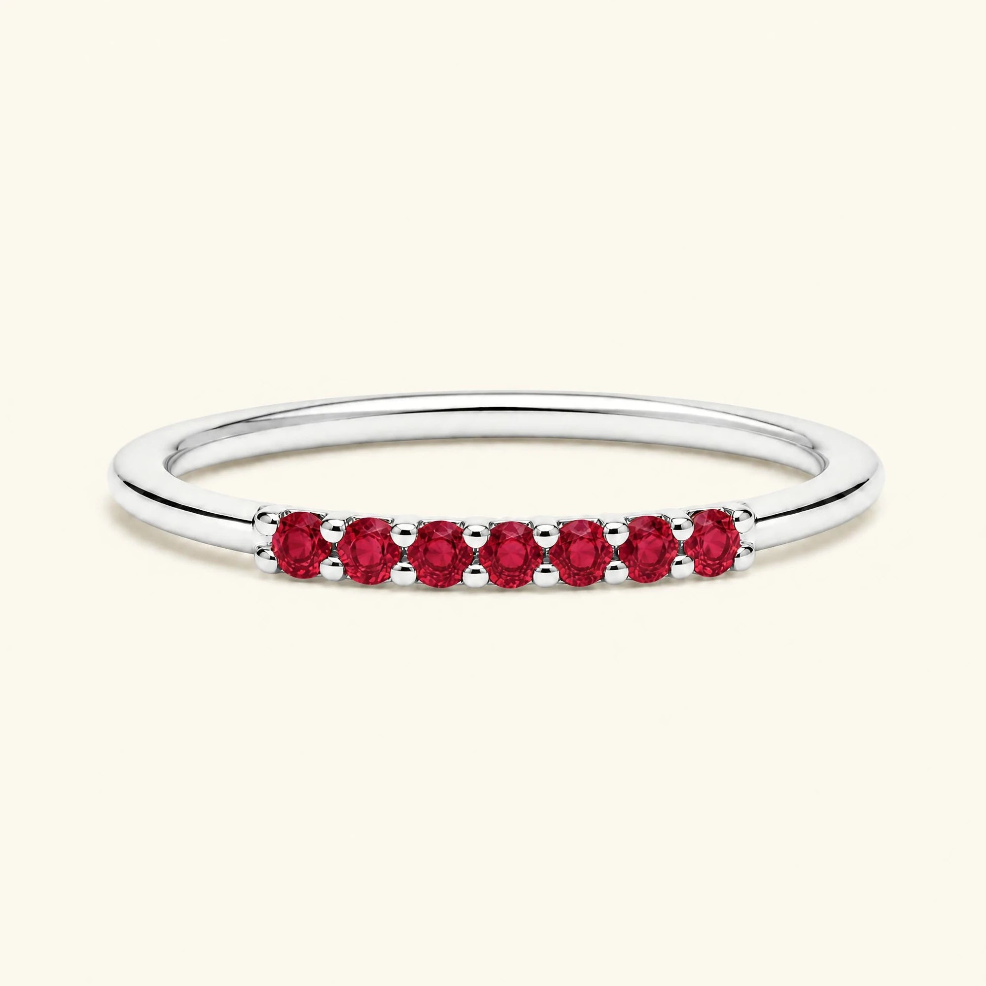 Alliance pavée de 7 rubis Vadha en or blanc