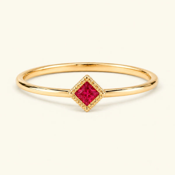 Bague de fiançailles vintage Indrani — solitaire rubis taille princesse 4 mm, pierre carrée sertie grènetis (milgrain), en or jaune 18 carats