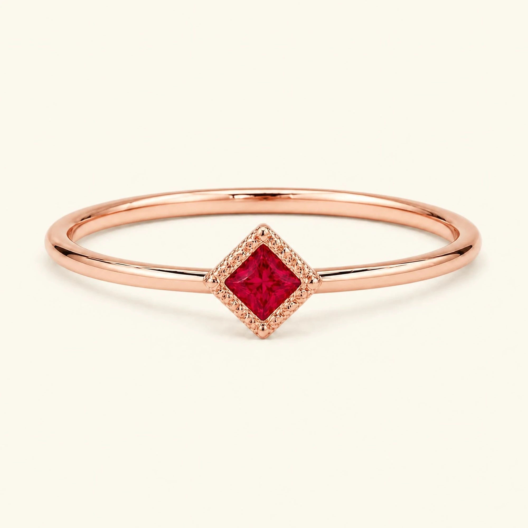 Bague de fiançailles vintage Indrani — solitaire rubis taille princesse 4 mm, pierre carrée sertie grènetis (milgrain), en or rose 18 carats