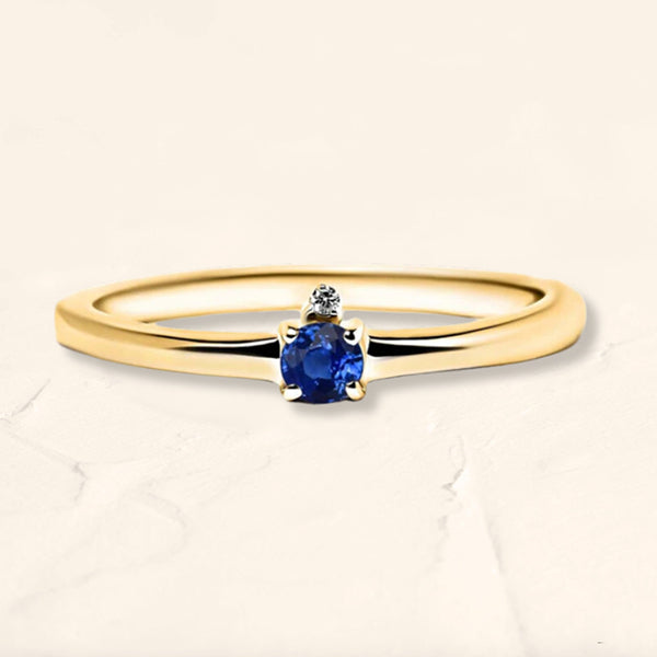 Ring with sapphire and white diamond in yellow gold