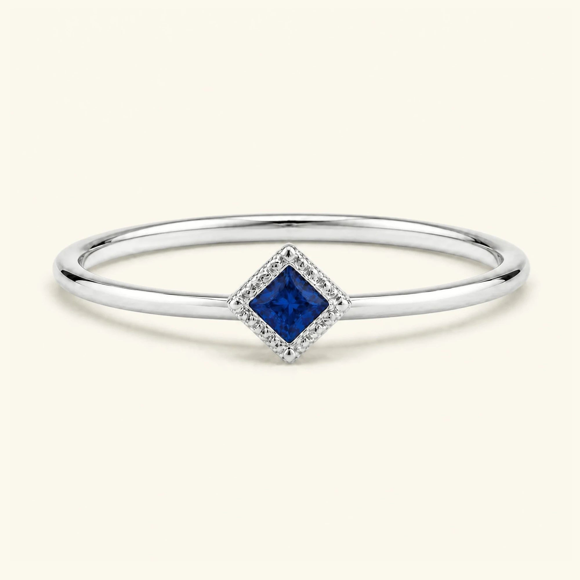Bague de fiançailles vintage Indrani — solitaire saphir taille princesse 4 mm, pierre carrée sertie torsade, en or blanc 18 carats