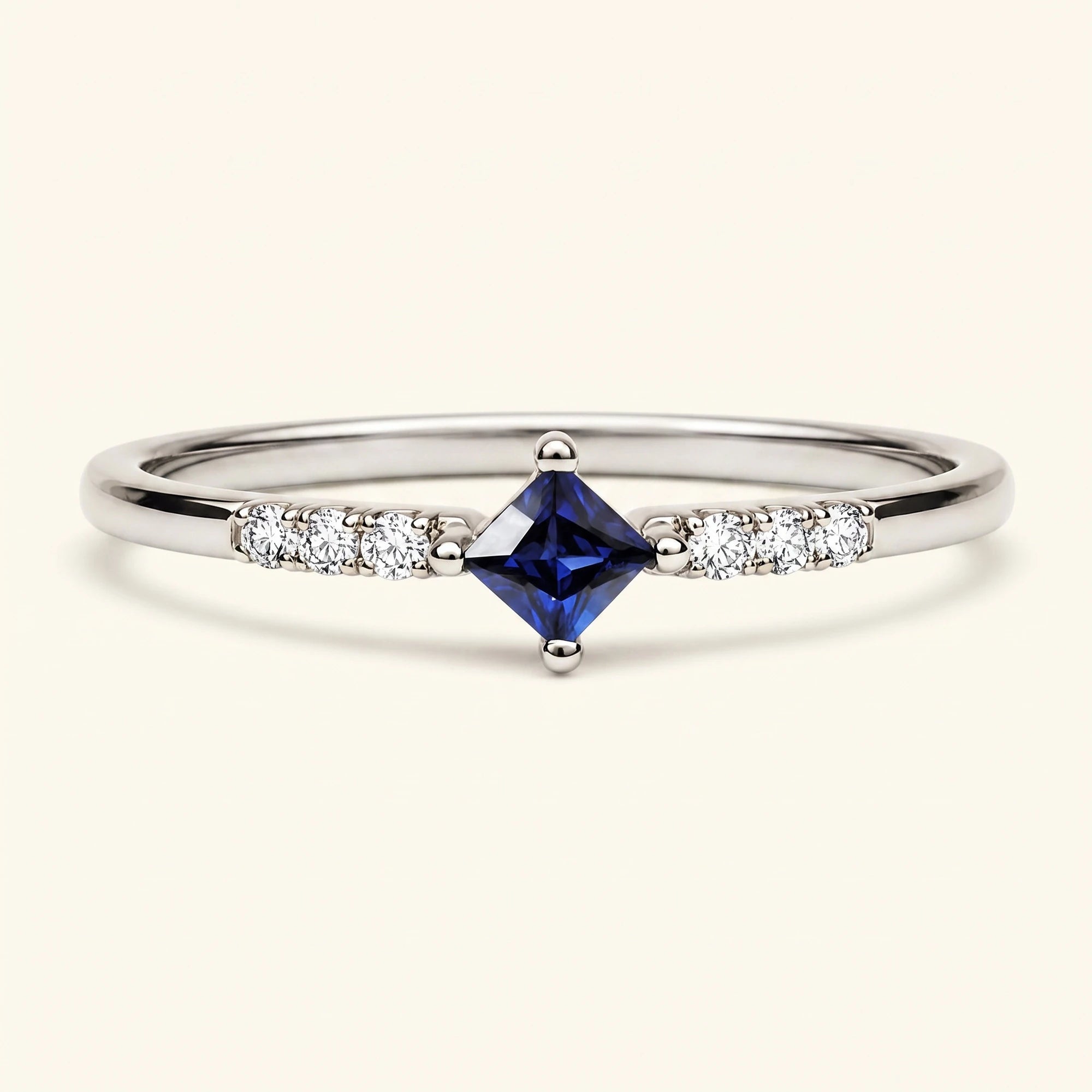 Bague de fiançailles princesse saphir et diamants en or blanc