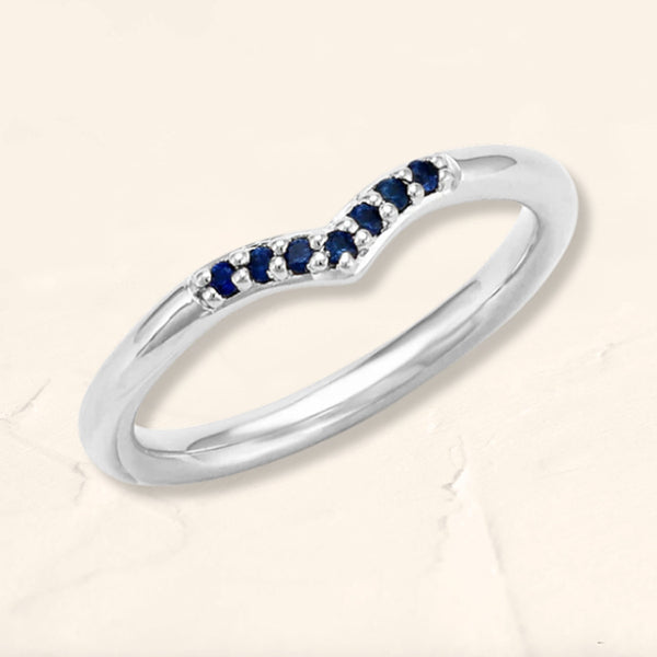 Sakshi v-ring in white gold sapphire