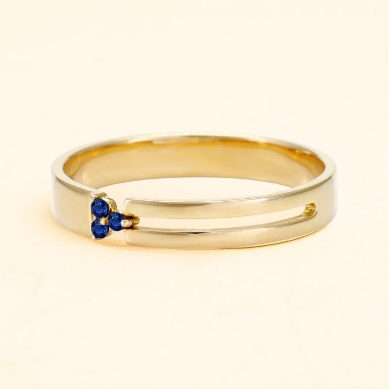 Anillo triangular unisex Vibhu Zafiro de oro de 18 quilates 