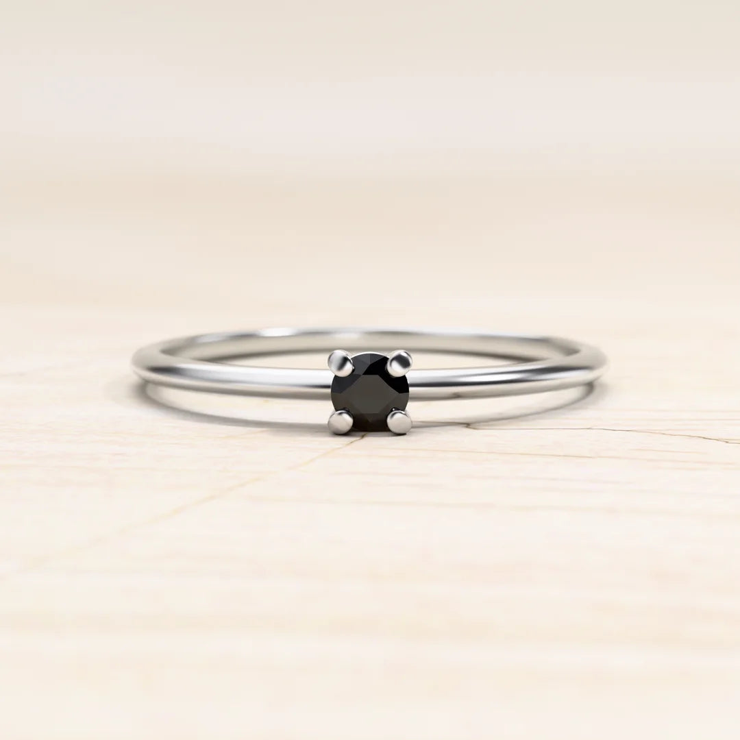 Bague solitaire en or blanc et diamant noir Saral 