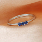 Bague fine avec trois saphirs bleu en or blanc