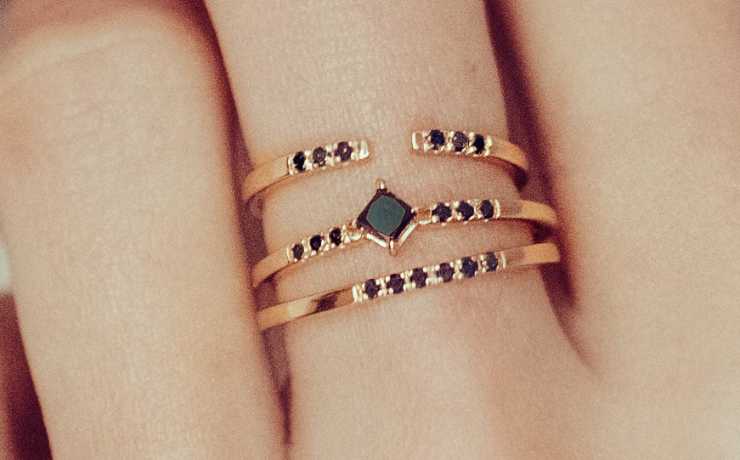 Accumulation de bagues en diamant noir