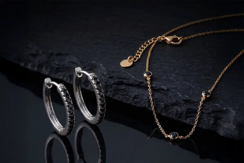 Bijoux en diamant noir Mayuri sur fond sombre : ambiance symbolisme et profondeur