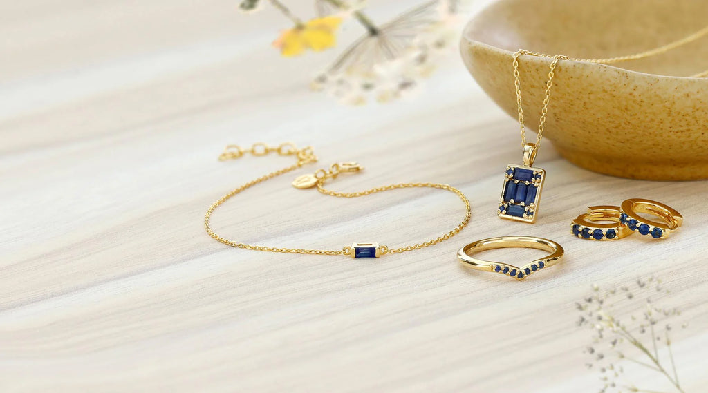 Bijoux en vermeil or 18 carats sertis de saphirs par Mayuri : bracelet, pendentif, bagues et créoles