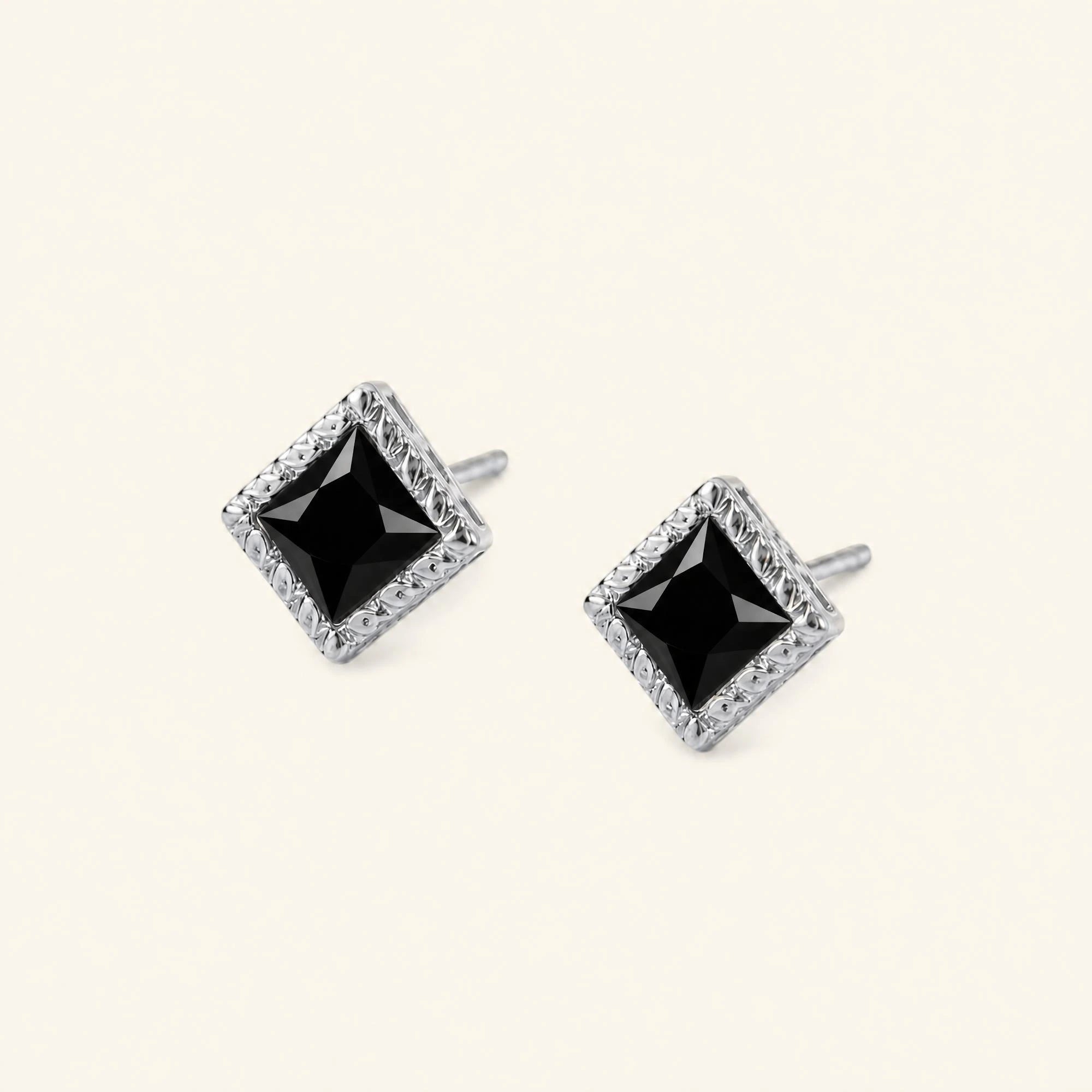 Boucles d'oreilles diamant noir Indrani, princesse sertie torsade, or blanc 18 carats