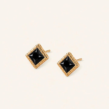Boucles d'oreilles diamant noir Indrani, puces princesse 4 mm serties torsade en or jaune 18 carats