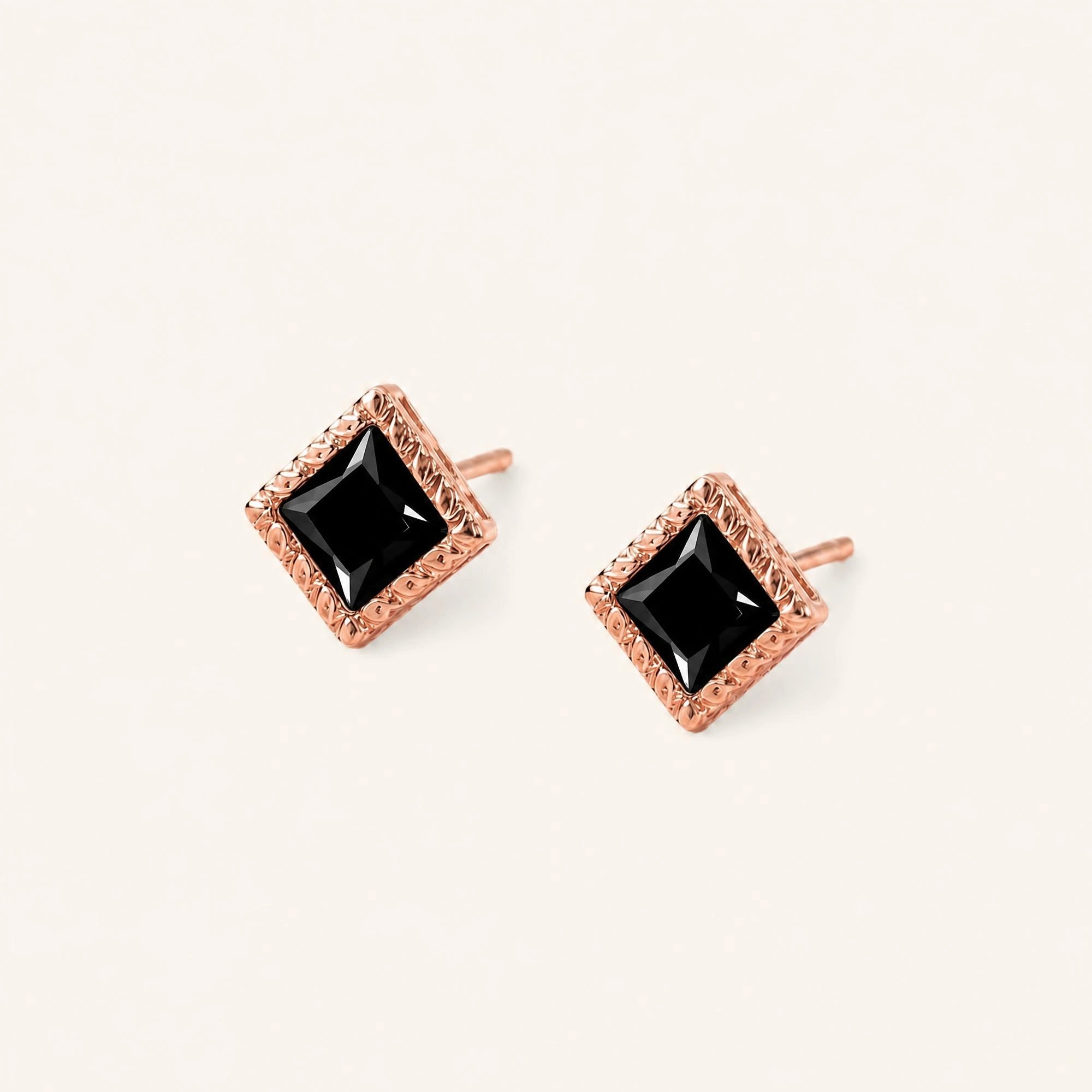 Boucles d'oreilles diamant noir Indrani, princesse sertie torsade, or rose 18 carats