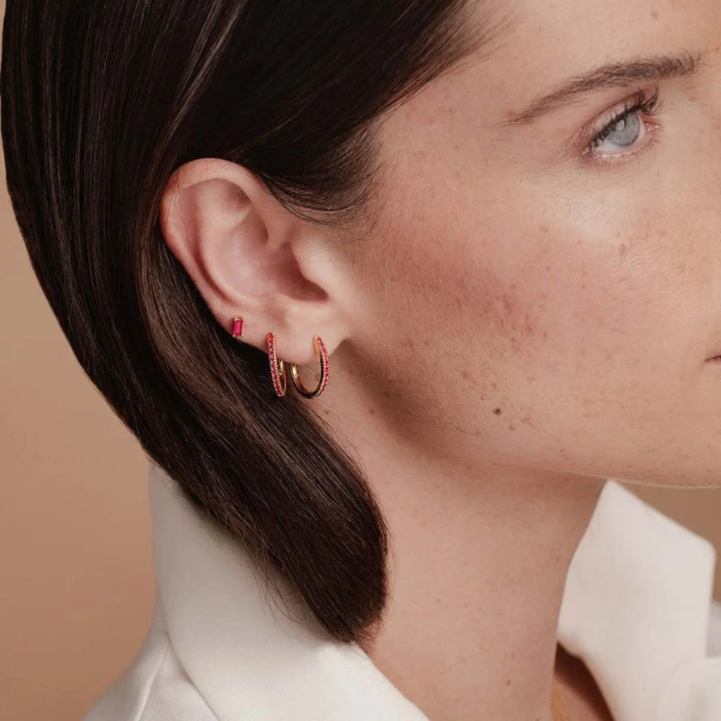Boucles d'oreilles pendantes en or jaune et rubis, idéales pour allonger un visage rond