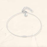 Bracelet shanti en or blanc  18 carats sertie d'un diamant taille baguette