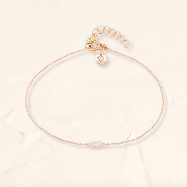 Bracelet shanti en or rose 18 carats sertie d'un diamant taille baguette