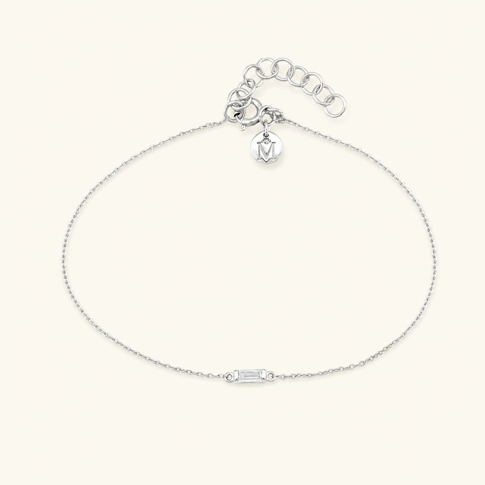 Bracelet shanti en or blanc  18 carats sertie d'un diamant taille baguette